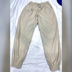 Pantalon jogger en leather de Zara